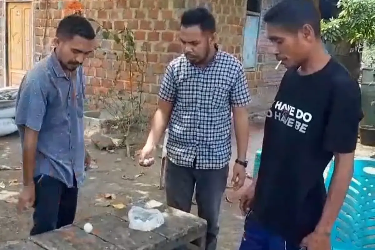 Regina Iralolon, ibu rumah tangga yang membeli beras yang diduga kuat berbahan plastik (Liputan6.com/Ola Keda)
