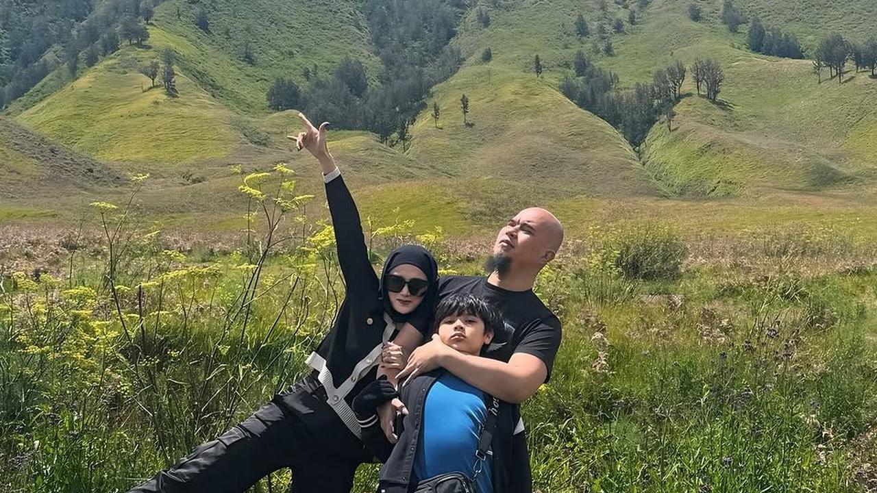 6 Potret Momen Liburan Mulan Jameela dan Ahmad Dhani di Bromo, Ekspresi Cemberut Muhammad Ali Jadi Sorotan