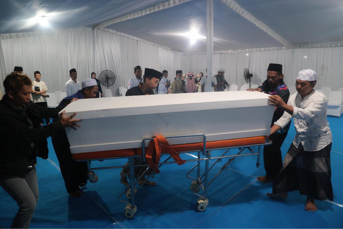 FOTO: 45 Kantong Jenazah Korban Ambruknya Musala Ponpes Al Khoziny Diterima RS Bhayangkara, Proses Identifikasi Terus Berlanjut
