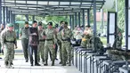Presiden Joko Widodo berbincang dengan Panglima TNI, Gatot Nurmantyo saat mengunjungi Markas Divisi Infanteri 1 Kostrad, Jawa Barat, Rabu (16/11). Kunjungan ini adalah bagian dari rangkaian yang sudah dilakukan Presiden pada pekan lalu. (DOK. PENKOSTRAD)
