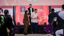 Ketua Steering Committee (SC) Piala Presiden 2025, Maruarar Sirait (tengah) mengajak Ketua Umum PSSI, Erick Thohir untuk berjoget dalam acara Malam Penutupan Piala Presiden 2025 di Studio 8 SCTV Tower, Senayan City, Minggu (12/04/2026) malam WIB. (Bola.com/Bagaskara Lazuardi)