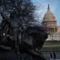 Pagar pengendali kerumunan mengelilingi Capitol Hill sehari setelah massa pro-Trump menerobos masuk ke Gedung Capitol di Washington, DC. Kamis (7/1/2021). Peristiwa penyerbuan di gedung Capitol Hill AS dilakukan oleh massa pendukung Donald Trump pada 6 Januari. (Brendan Smialowski/AFP)