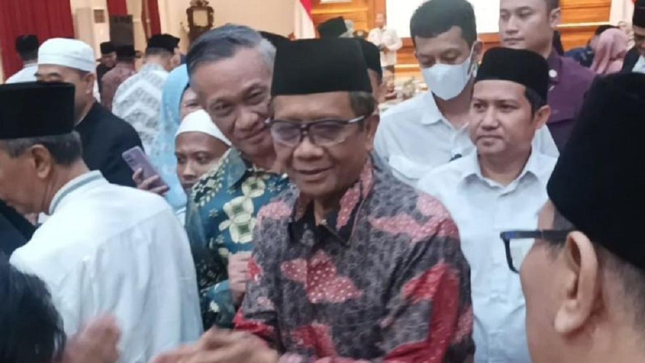 Mahfud menegaskan MK tidak bisa membatalkan suatu undang-undang yang tidak dilarang oleh konstitusi.