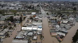 Foto udara menunjukkan sebagian besar Kota Pajaro, California, Monterey County, terendam air banjir tepat di seberang Sungai Pajaro dari Watsonville, California, Amerika Serikat, 12 Maret 2023. Cuaca yang tidak bersahabat masih menyelimuti sebagian besar negara bagian California. (Shmuel Thaler/The Santa Cruz Sentinel via AP)