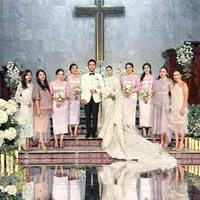 Di sisi lain, para bridesmaid tampil kompak kenakan dress nuansa lilac. Tampak dua sahabat Jessica Mila dari dunia hiburan, Febby Rastanty dan Enzy Storia hadir serta menjadi bridesmaid. [IG/merdioctav].