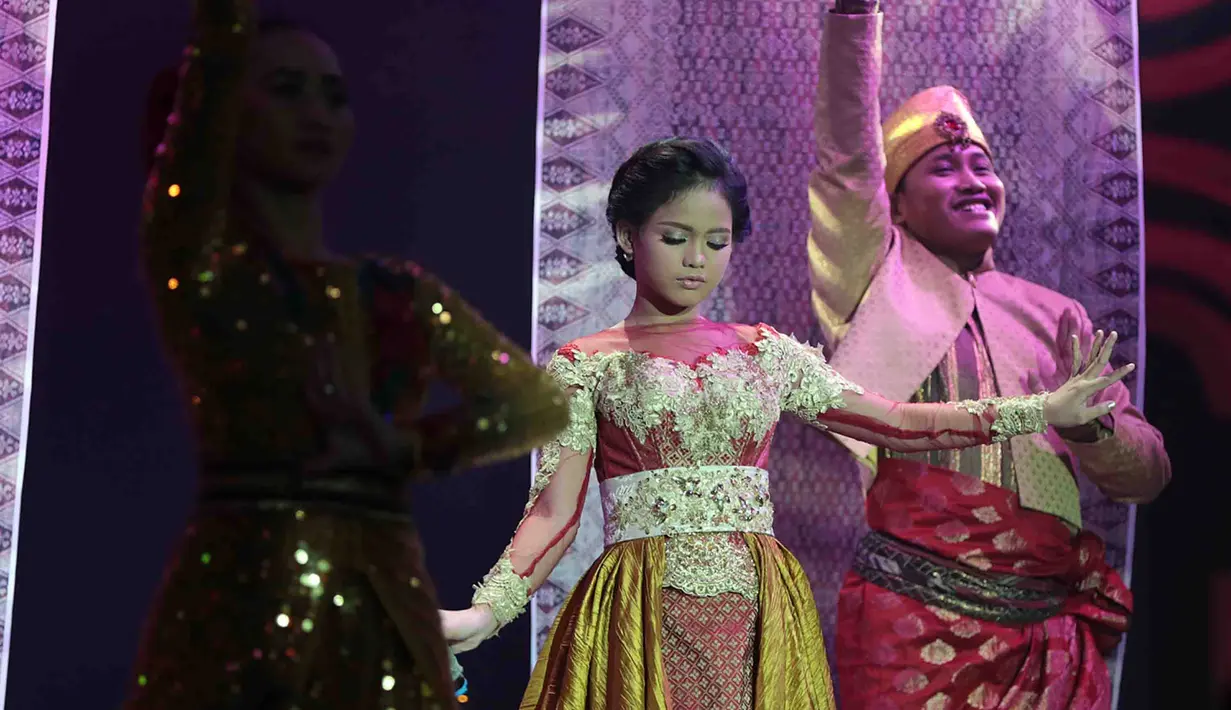 "Kenapa saya kasih hijau, karena biasanya putri membawakan genre yang sama. Malam ini dia terima tantangan lagu berirama melayu," ucap Inul Daratista di panggung DA 4, Selasa (4/4/2017). (Deki Prayoga/Bintang.com)