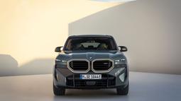Mewah, garang, dan futuristik. Itulah tiga kata yang menggambarkan sisi depan dari BMW XM ini. SUV ini memiliki Headlamp LED dengan DRL minimalis yang keren di atas lampu utama. Mobil ini juga memiliki sepasang grill khas BMW yang disekelilingnya terdapat lampu LED sehingga bentuk grill nya akan terlihat saat lampu dinyalakan. Untuk menambah keren, mobil mewah ini juga dilengkapi dengan bemper sporty. (Source: auto-data.net)