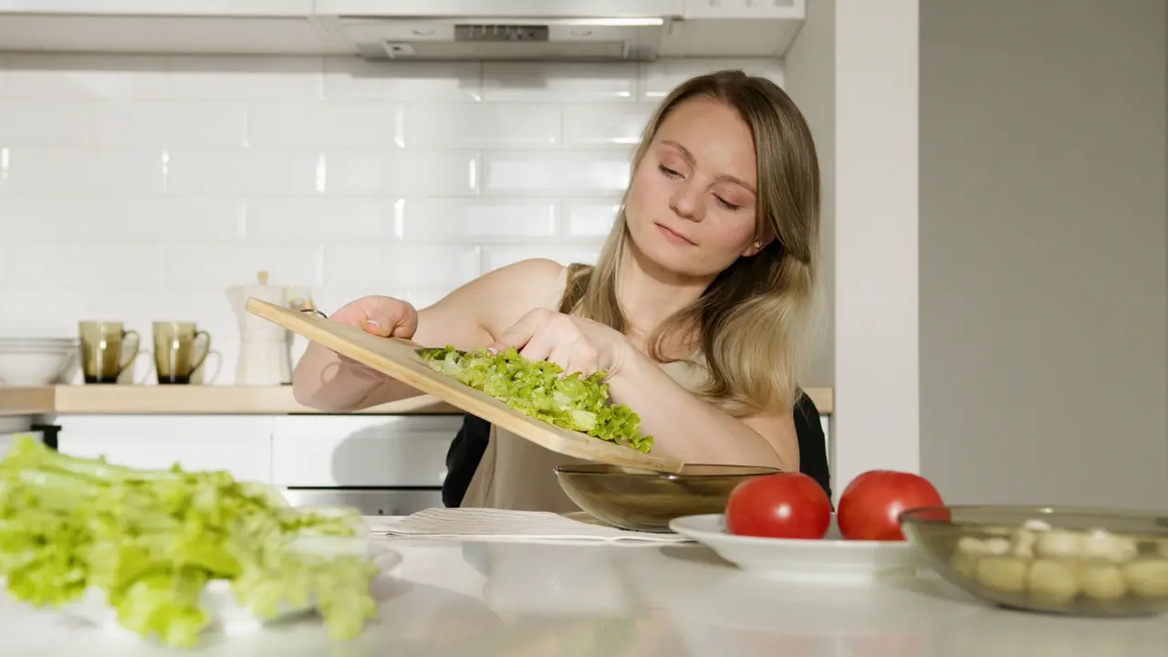 Tips Diet Aman Saat Menyusui Agar Badan Kembali Ideal dan Nutrisi Terjaga