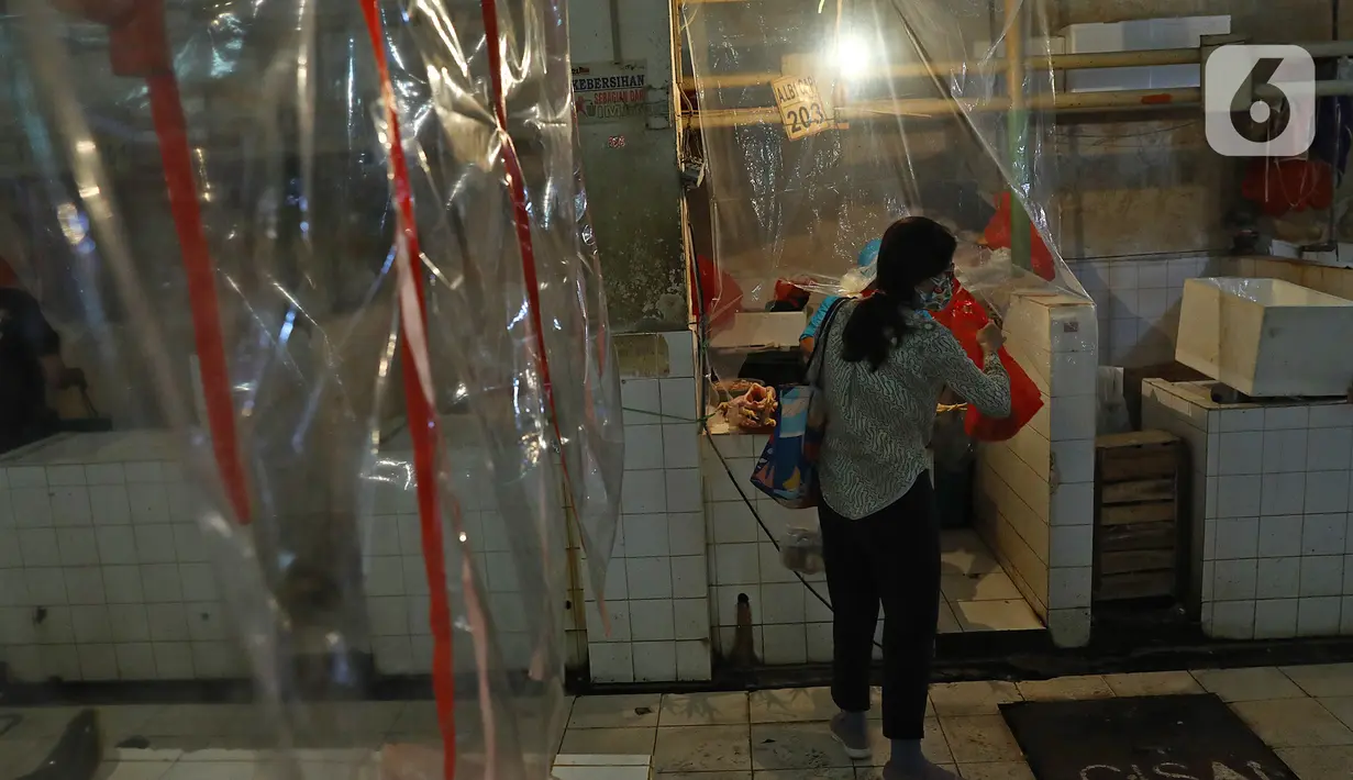 Pembeli sedang berbelanja di Pasar Santa, Jakarta, Selasa (23/6/2020). Plastik pembatas antara pedagang dan pembeli dipasang di kios pasar santa diterapkan dari protokol kesehatan pencegahan COVID-19. (Liputan6.com/Herman Zakharia)
