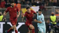 Striker Barcelona, Luis Suarez, berduel dengan gelandang AS Roma, Kevin Strootman, pada laga leg kedua perempat final Liga Champions di Stadion Olimpico, Rabu (11/4/2018) dini hari WIB. (AP Photo/Andrew Medichini)