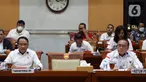 Menteri Pemuda dan Olahraga (Menpora) Zainudin Amali (kiri) bersama Ketua PSSI Mochamad Iriawan (kanan) saat Rapat Kerja (Raker) dengan Komisi III DPR RI di Kompleks Parlemen, Senayan, Jakarta, Senin (29/8/2022). Rapat tersebut membahas program naturalisasi Sandy Walsh dan Jordi Amat. (Liputan6.com/Johan Tallo)