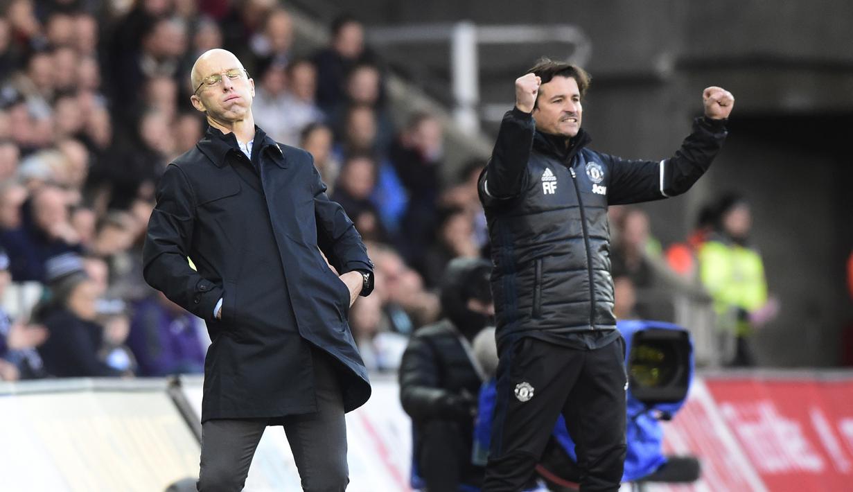 Ekspresi asisten pelatih Manchester United, Rui Faria (kanan) merayakan gol Ibrahimovic dan kekecewaan pelatih Swansea City, Bob Bradley ada laga Premier League di Liberty Stadium, (6/11/2016). (Reuters/Rebecca Naden) 