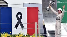 Nico Rosberg memenangi F1 GP Brasil di Sirkuit Interlagos, Sao Paulo, Brasil, Senin (16/11/2015) dini hari WIB. Rosberg mendedikasikan kemenangannya untuk korban teror bom di Paris, Prancis. (AFP Photo/Nelson Almeida)