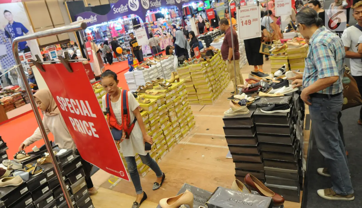 Pengunjung memilih sepatu yang dijual dengan potongan harga saat Pekan Raya Indonesia 2018 di ICE BSD City, Tangerang, Kamis (4/10). Ratusan stand beraneka ragam produk dengan diskon besar-besaran siap memanjakan pengunjung. (Merdeka.com/Arie Basuki)