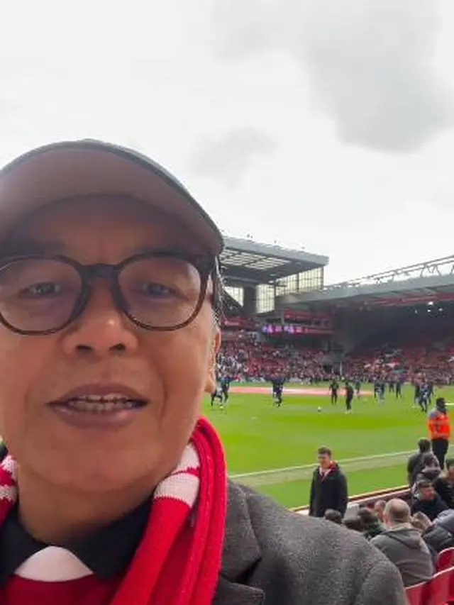 7 Potret Ari Lasso Rayakan Paskah di Inggris, Nonton Pertandingan Liverpool