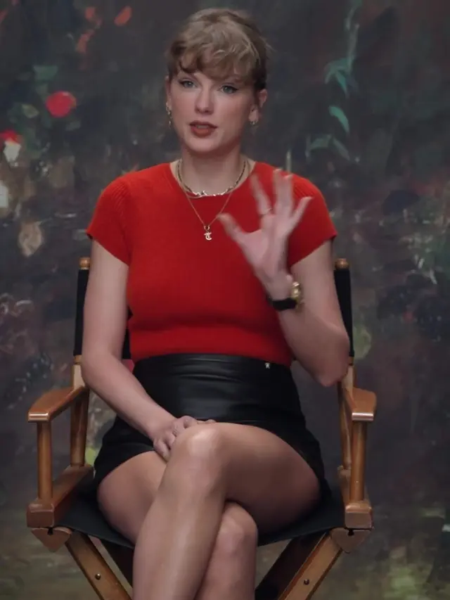 Taylor Swift Memadukan Rok Mini Kulit Mungil dengan Kalung yang Menginspirasi Travis Kelce