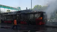 Bus Transjakarta jurusan Kalideres-Blok M terbakar di depan Universitas Al Azhar. (twitter.com/@ghecil)