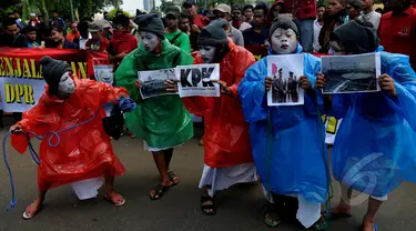 Aksi teaterikal 5 mahasiswa menjadi kurcaci saat aksi "Stop Intervensi Polri" di depan Istana Negara, Jakarta, Jumat (30/1/2015). (Liputan6.com/Johan Tallo)