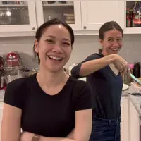 Bunga Citra Lestari dan Yuki Kato Saat Masak Rendang Jelang Lebaran kompak pakai baju hitam. [@untungadaaji]