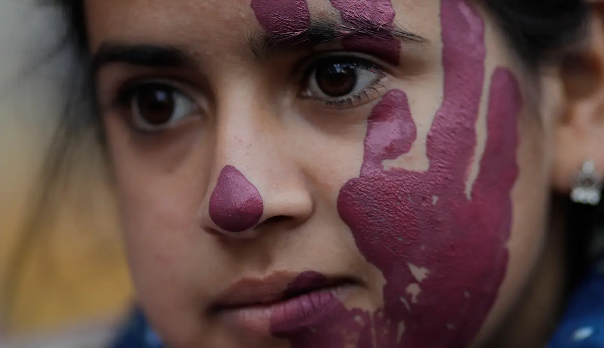 Seorang anak ikut unjuk rasa menentang kekerasan gender di Buenos Aires, Argentina, Sabtu (3/6). Demonstran menuntut agar pemerintah mengambil tindakan tegas terhadap pelaku kekerasan gender. (Foto AP / Natacha Pisarenko)