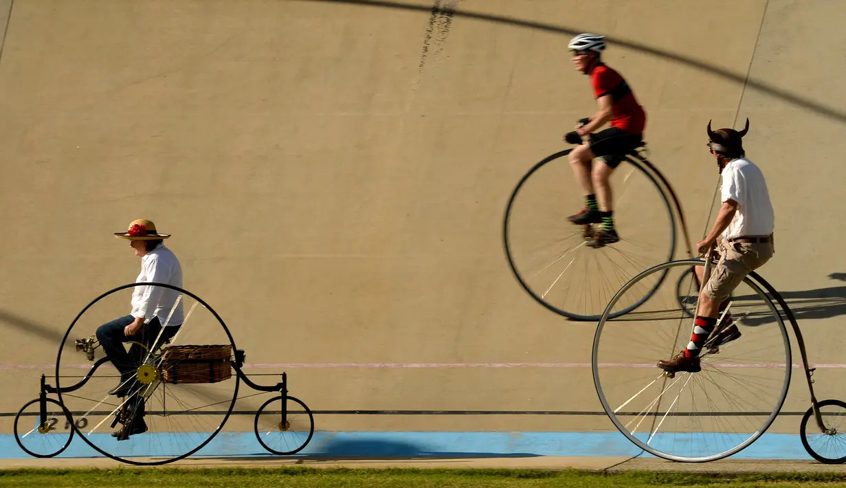 Sejumlah peserta mengendarai sepeda klasik saat kegiatan Sydney Classic Bicycle Show 2017 di Canterbury Velodrome di Sydney (6/5). Kegiatan ini sudah dijalankan oleh klub sepeda Dulwich Hill sejak 1908. (AFP Photo/Peter Parks)