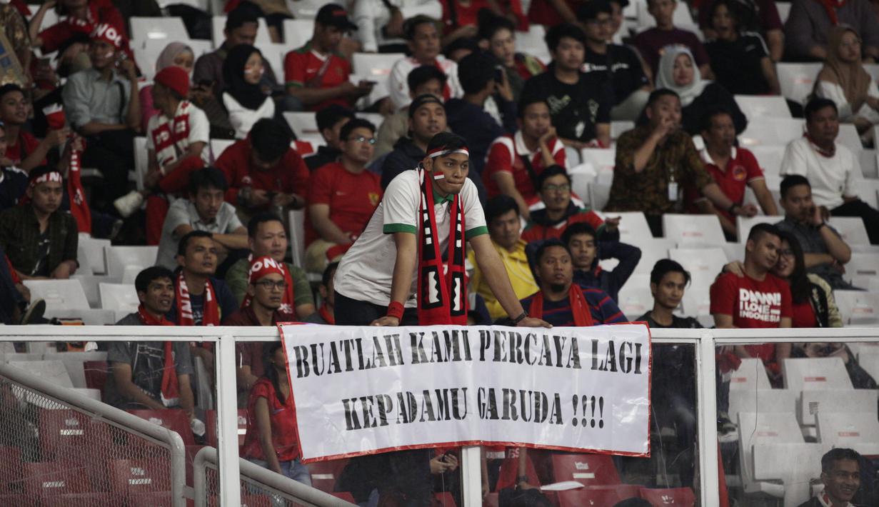 Penonton memberikan dukungan saat laga Kualifikasi Piala Dunia 2022 antara Timnas Indonesia melawan Thailand di SUGBK, Jakarta, Selasa (10/9). Laga berlangsung sepi hanya dihadiri 11.619 penonton. (Bola.com/Vitalis Yogi Trisna)