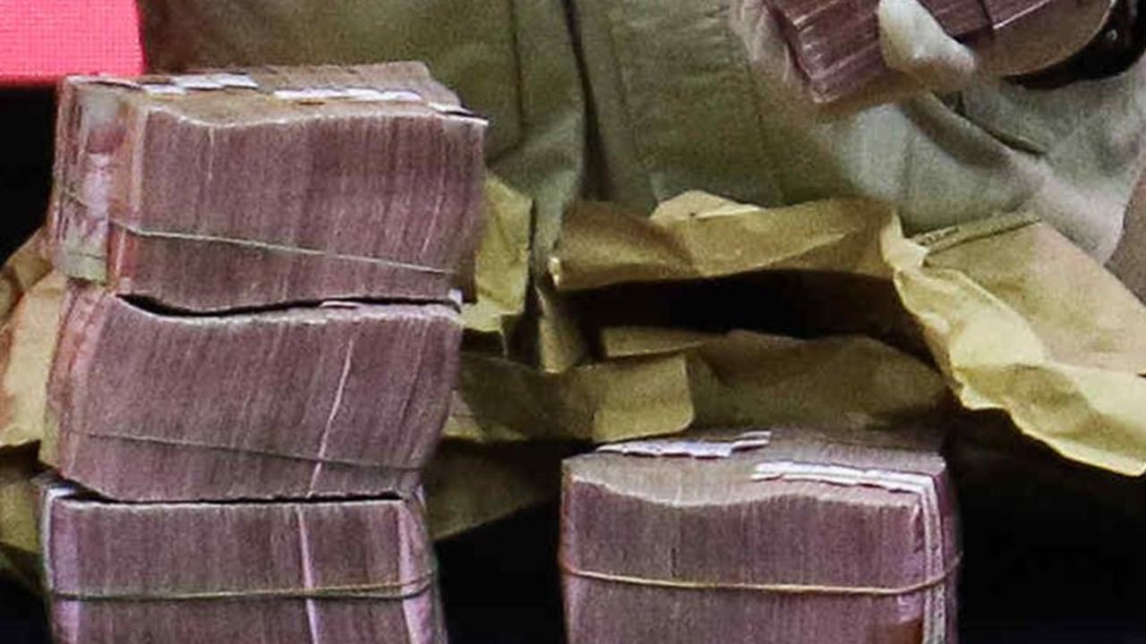 Adapun uang yang diamankan dalam OTT kali sebesar Rp999,7 juta yang tersimpan dalam tas.