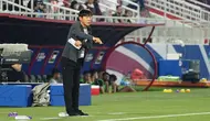 Pelatih Timnas Indonesia U-23, Shin Tae-yong memberi instruksi kepada pemainnya saat menghadapi Yordania U-23 pada laga ketiga Grup A Piala Asia U-23 2024 di Abdullah bin Khalifa Stadium, Doha, Qatar, Minggu (21/4/2024). (Dok. PSSI)