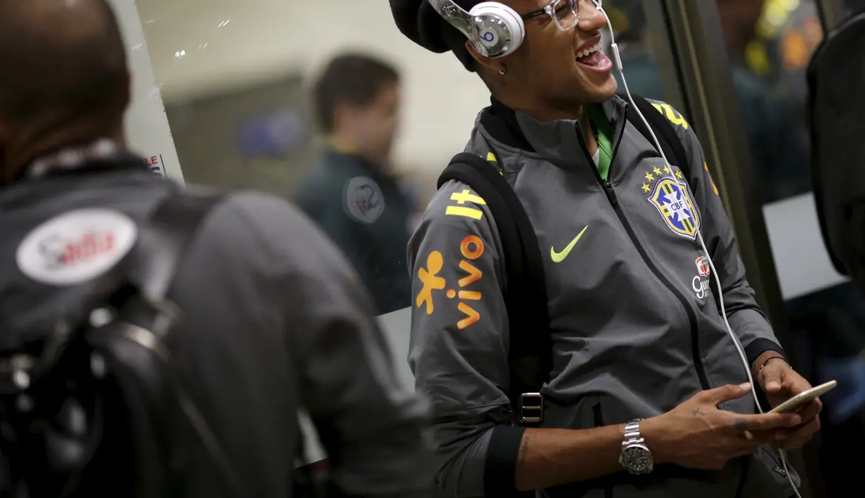 Neymar dkk. tiba di bandara kota Temuco, Cile.  (REUTERS/Ueslei Marcelino)