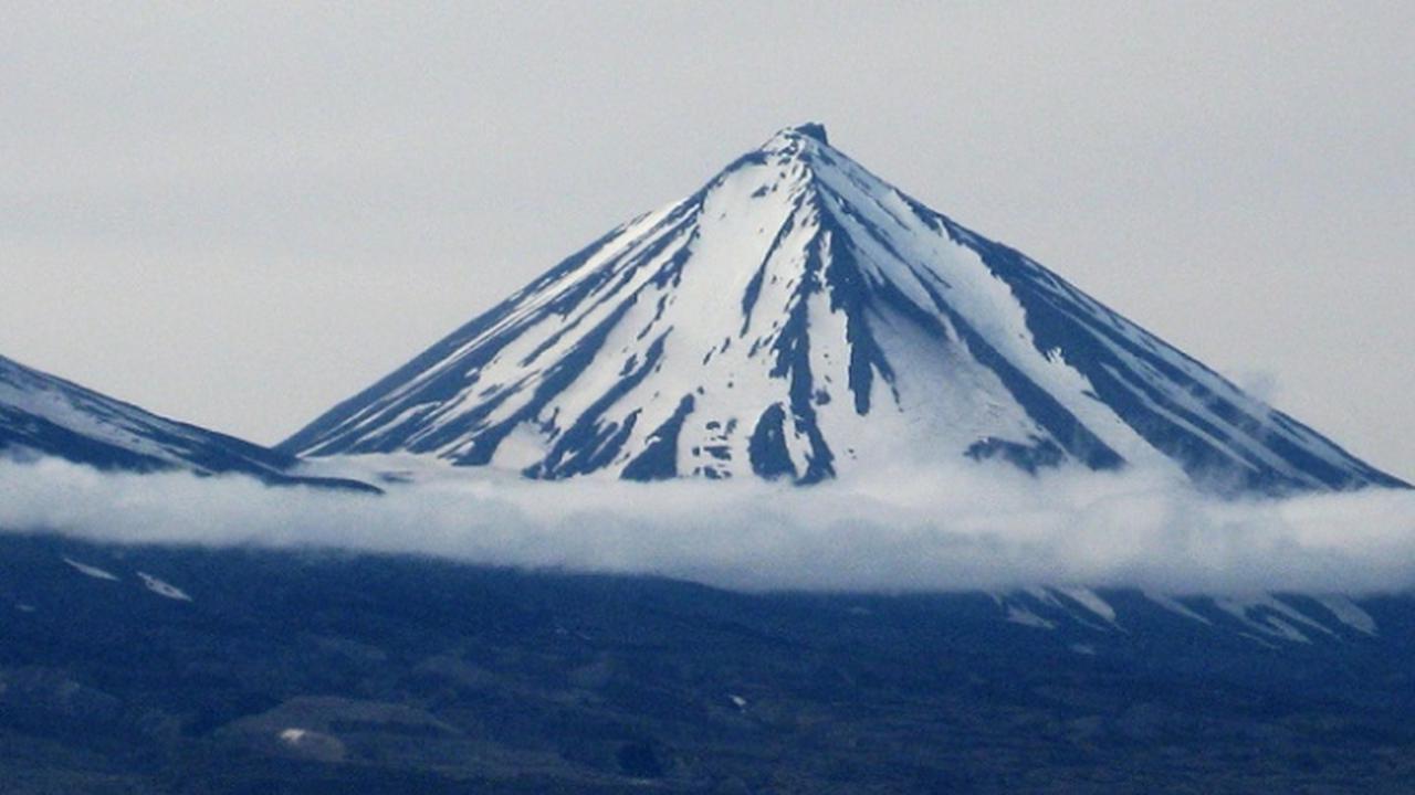 Gunung Berapi Alaska Meletus, Penerbangan Melintas Waspada