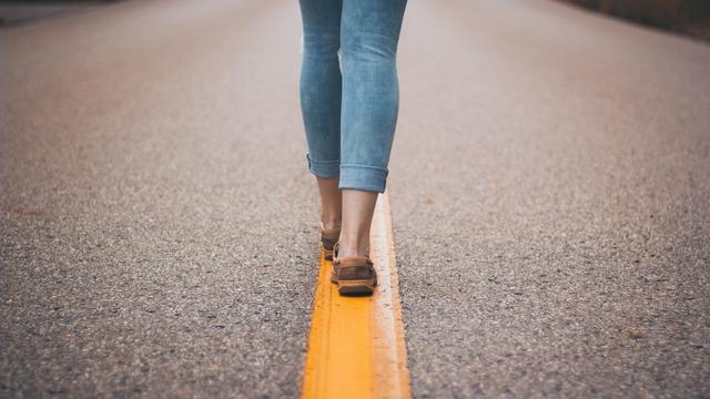 Ilustrasi berjalan sendirian dalam hidup