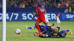 Pemain Paris St Germain, Jonathan Ikone (tengan) saat mencetak gol ke gawang Leicester City pada laga International Champions Cup 2016 di StubHub Center, Carson, California, (30/7/2016). PSG menang 4-0. (Reuters/Mike Blake)