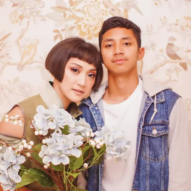 6 Potret Kebersamaan Windy Wulandari dan Putranya, Bak Kakak Adik