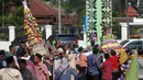 Usai diarak, gunungan berisi makanan kecil dalam kemasan diperebutkan oleh peserta dan warga. (merdeka.com/Arie Basuki)