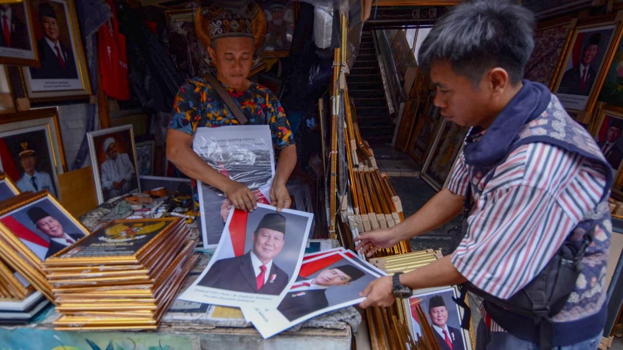Penjualan pigura foto Prabowo dan Gibran laris manis.