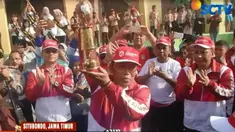 Guyuran hujan deras sedikitpun tidak menyurutkan semangat rombongan pembawa api obor Asian Games di Monumen Gerbong Maut, Bondowoso, Jawa Timur.