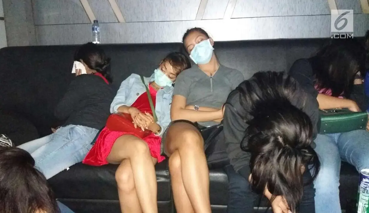 Sejumlah wanita terjaring operasi saat penggrebekan yang dilakukan oleh Petugas BNN di Diskotik MG, Pesing, Jakarta Barat, Minggu (17/12). Penggerebekan dilakukan sedari subuh 04.00 WIB. (Liputan6.com/Pool/BNN)