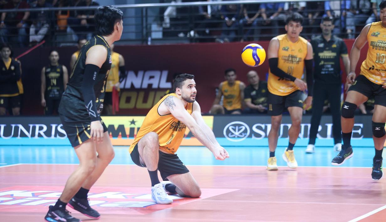 Pemain Jakarta Bhayangkara Presisi , Bardia Saadat mencoba menahan bola dari serangan Surabaya Samator pada pertandingan final four Proliga 2026 yang digelar di Jawa Pos Arena, Surabaya, Kamis (2/4/2026). Dok. PBVSI)