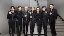 Para personel WayV juga kerap tampil identik dengan grup utama mereka, NCT. Salah satunya adalah dengan tampilan kostum serba hitam ini. (Foto: Instagram @wayvofficial)