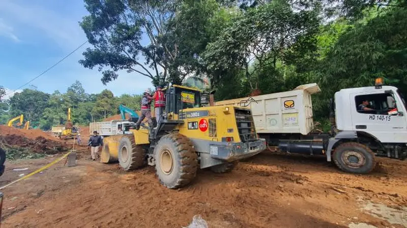 PT Adhi Karya (Persero) Tbk (ADHI) menurunkan sejumlah alat berat untuk bantu tangani dampak bencana gempa di Kabupaten Cianjur, Jawa Barat. (Foto: Adhi Karya)
