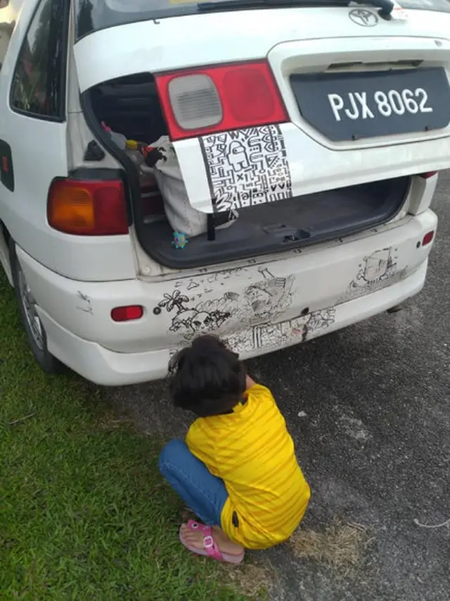 Orang Tua Suportif, Pria Ini Dukung Hobi Anaknya Mencoret Mobil