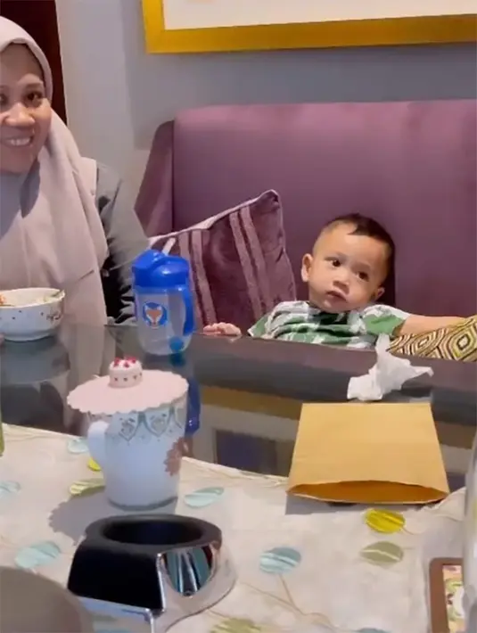 Ekspresi anak kedua Raffi dan Gigi saat diajak ngobrol oleh Nicky Astria menggunakan bahasa Sunda. Seolah paham dengan yang diucapkan, Cipung terlihat serius mendengarkan. "Rayyanza Tiasa nyarios sunda," tulis rieta_amilia sebagai keterangan video yang diunggah. [Instagram/rieta_amilia]