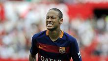 Pemain Barcelona Neymar terlihat meringis saat laga Liga Spanyol antara Sevilla FC vs Barcelona di Stadion Ramon Sanchez Pizjuan stadium, Sevilla, Sabtu (3/10/2015). Sevilla menang 2-1  AFP Photo / Cristina Quicler