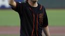 Pentolan Metallica, Lars Ulrich mengangkat tangannya kepada penonton usai melakukan lemparan pertama pada laga MLB antara San Francisco Giants melawan Chicago Cubs di San Francisco, (7/8/2017). San Francisco kalah 3-5 dari Cubs. (AP/Marcio Jose Sanchez)