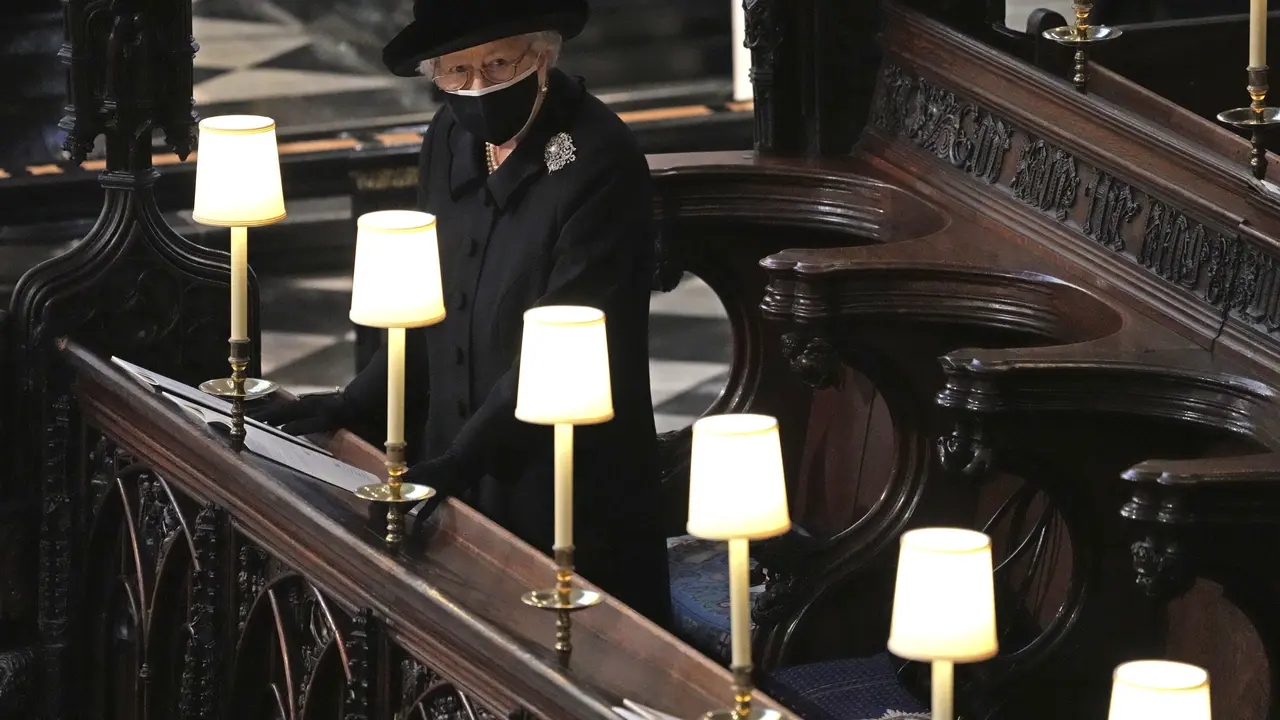 Ratu Elizabeth II dalam pemakaman Pangeran Philip. (Yui Mok/Pool via AP)