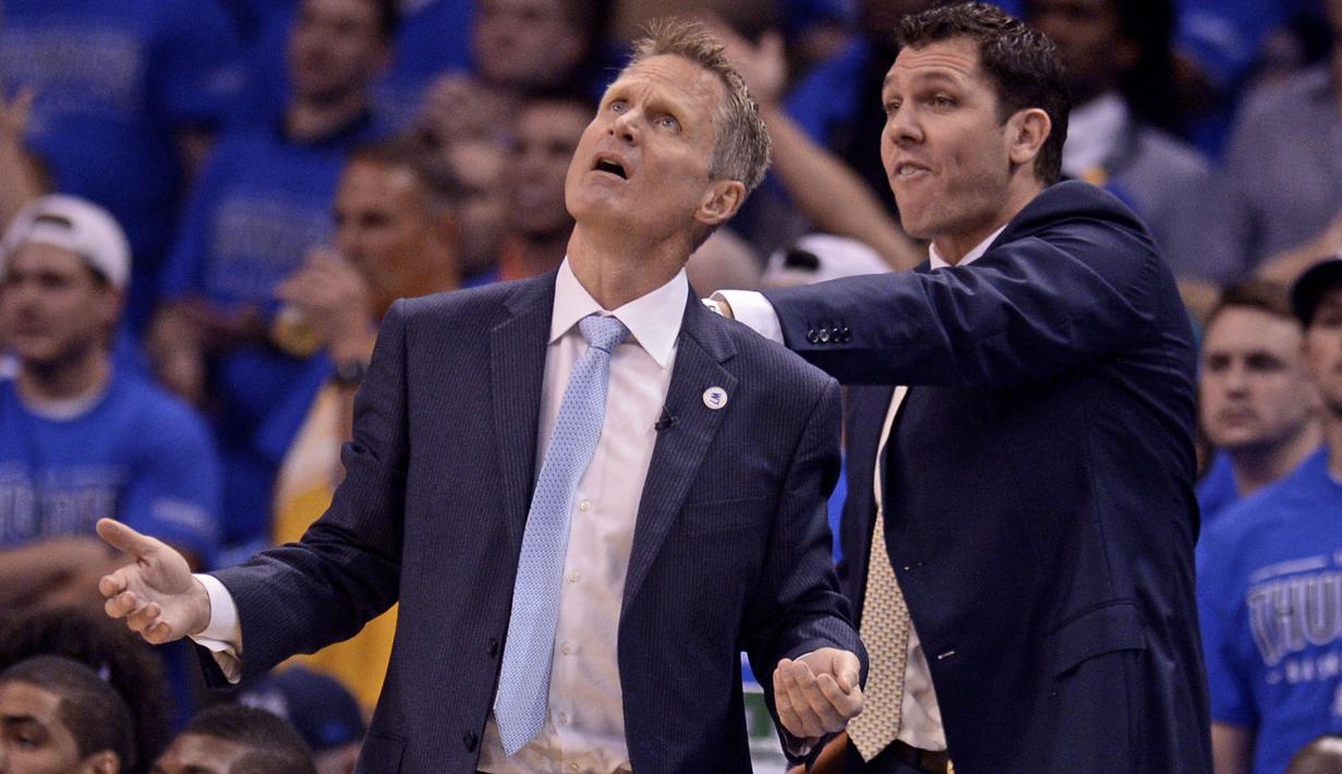 Pelatih Warriors, Steve Kerr (kiri) dan asisten Luke Walton mendampingi timnya berlaga melawan OKC Thunder  pada lanjutan final wilayah barat NBA Playoffs 2016 di Chesapeake Energy Arena, Oklahoma City, (29/5/2016) WIB. (Mark D. Smith-USA TODAY Sports)