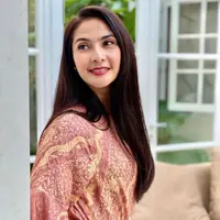 Maudy Koesnaedi, salah satu orang yang kehilangan sosok Sapardi Djoko Damono. Minggu (19/7/2020), beberapa jam setelah Sapardi meninggal dunia, Maudy mengunggah foto kenangan bersama sang penyair. (Instagram/maudykoesnaedi)