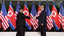 Presiden AS Donald Trump meraih jabat tangan pemimpin Korea Utara Kim Jong-un dalam pertemuan bersejarah di resor Capella, Pulau Sentosa, Singapura, Selasa (12/6). Pertemuan Trump dan Kim diawali dengan jabat tangan bersejarah. (AP/Evan Vucci)