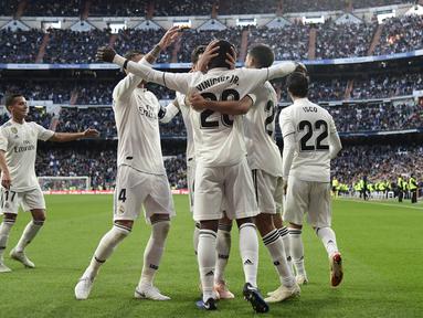 Para pemain Real Madrid merayakan kemenangan atas Real Valladolid pada laga La Liga Spanyol di Stadion Santiago Bernabeu, Madrid, Sabtu (3/11). Madrid menang 2-0 atas Valladolid. (AFP/Javier Soriano)
