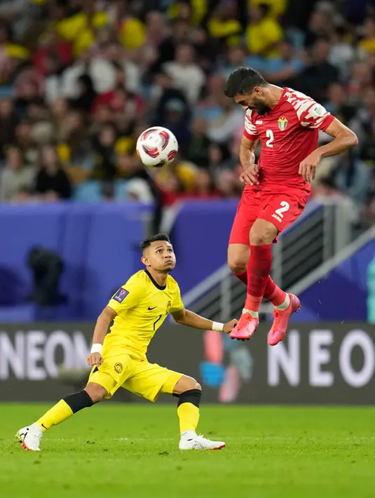 Yordania langsung tampil agresif sejak awal laga. Hasilnya, Al-Mardi sukses membuka keunggulan timnya ketika laga baru berjalan 12 menit lewat sebuah gol indah berupa tembakan melengkung dari luar kotak penalti. (AP Photo/Aijaz Rahi)